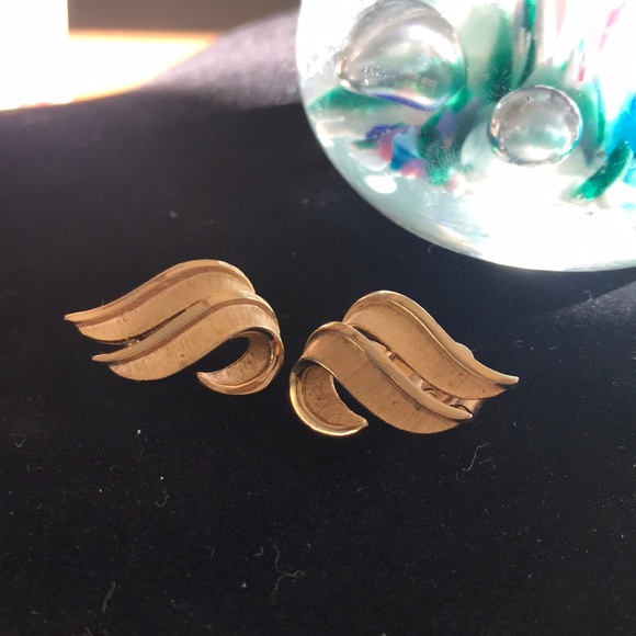 Trifari Gold Tone Vintage Clip Earrings - Picture 1 of 6